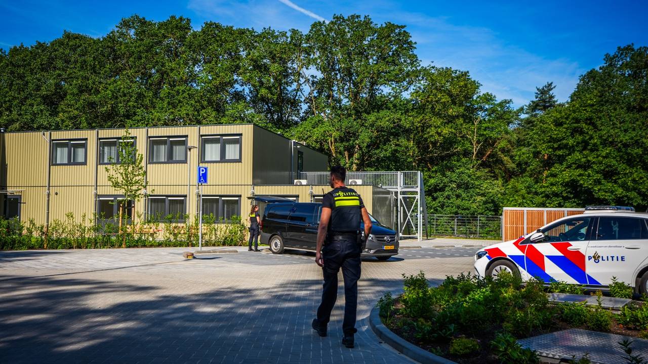 Mogelijk explosief gevonden in azc in aanbouw in Nuenen (foto: Persbureau Heitink).