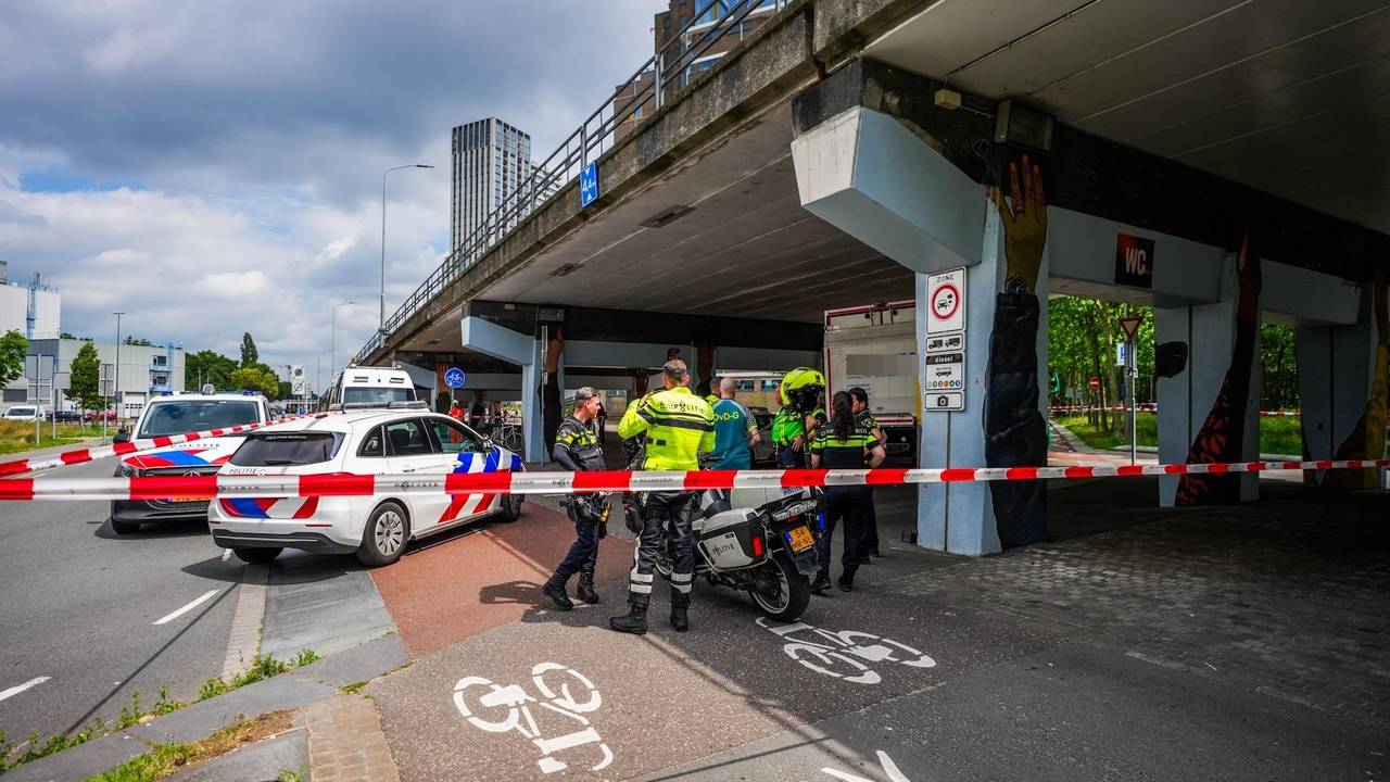 Fietser ernstig gewond na botsing met vrachtwagen in Eindhoven (foto: Persbureau Heitink).