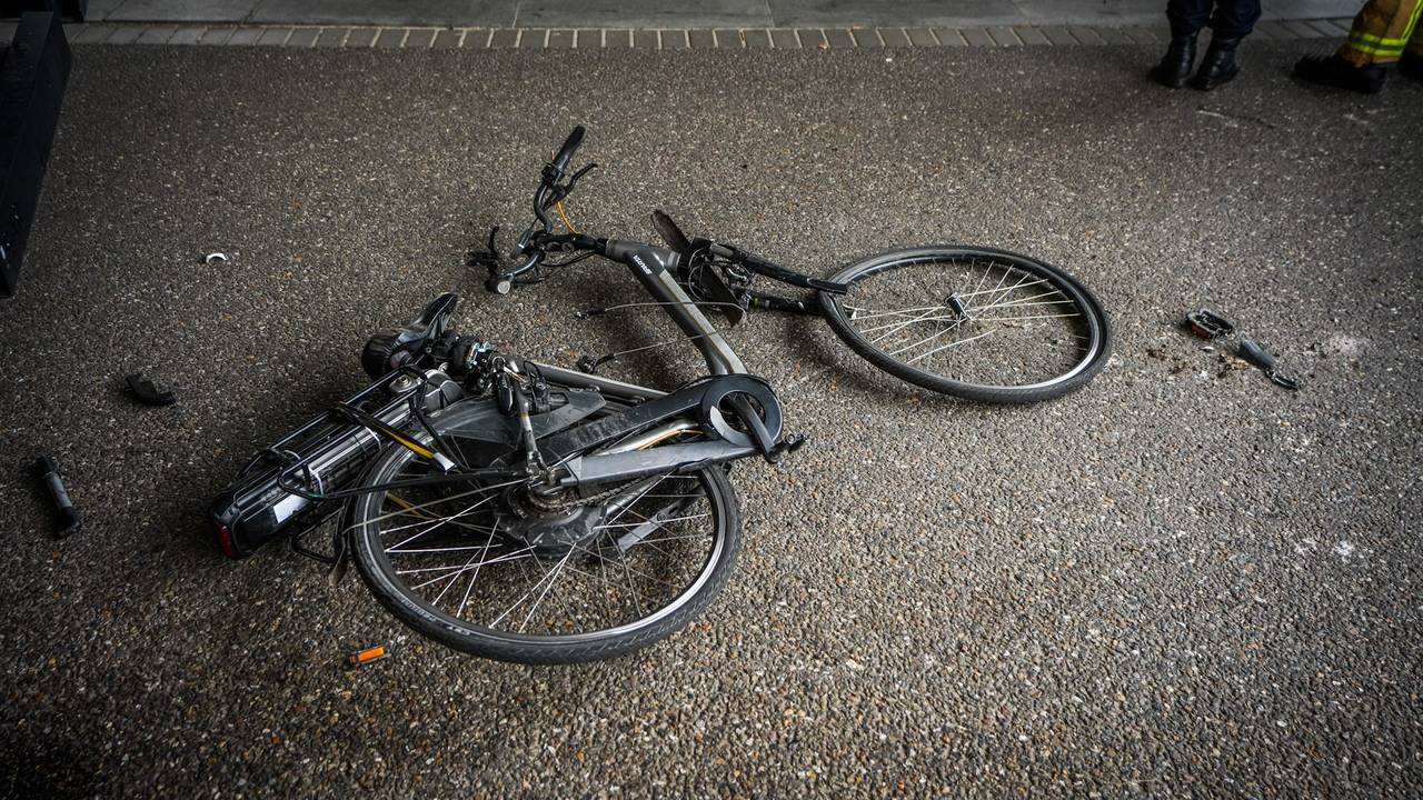 Fietser ernstig gewond na botsing met vrachtwagen in Eindhoven (foto: Persbureau Heitink).