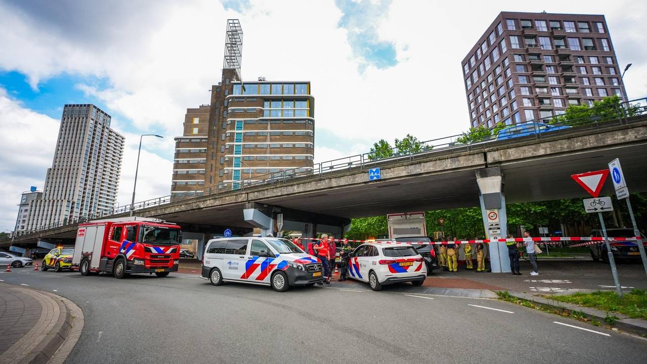 Fietser ernstig gewond na botsing met vrachtwagen in Eindhoven (foto: Persbureau Heitink).