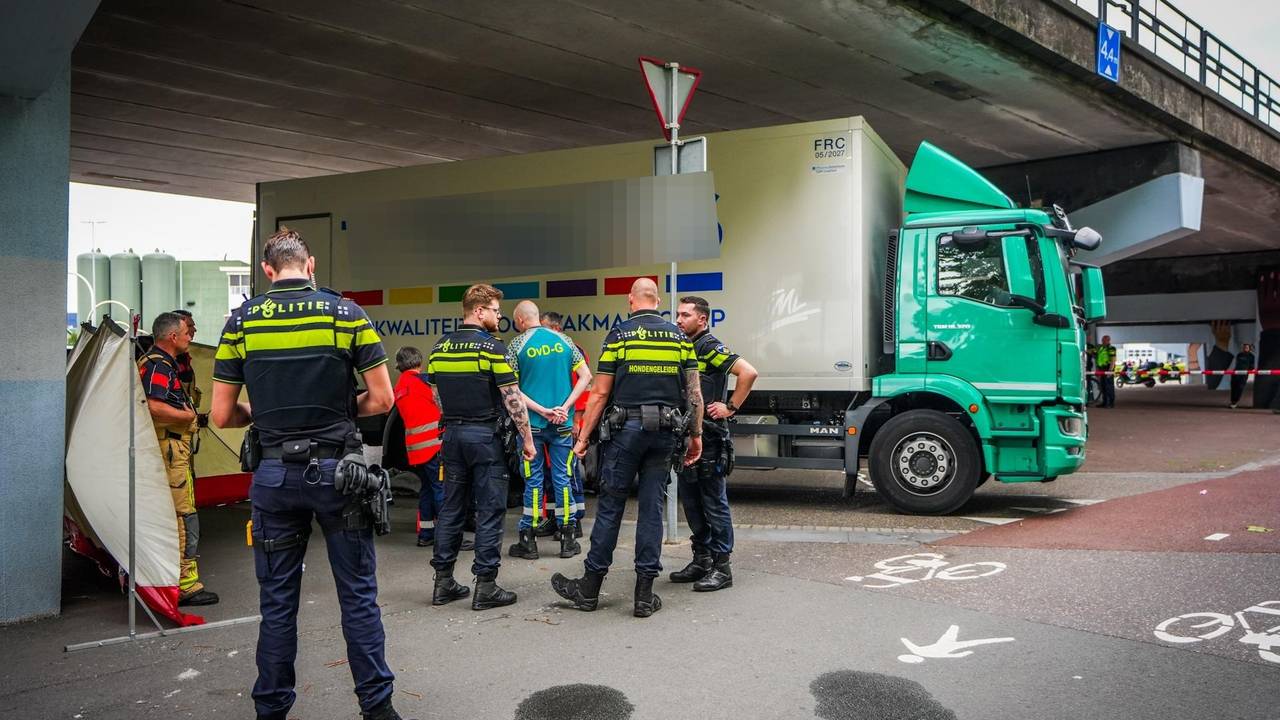 Fietser ernstig gewond na botsing met vrachtwagen in Eindhoven (foto: Persbureau Heitink).