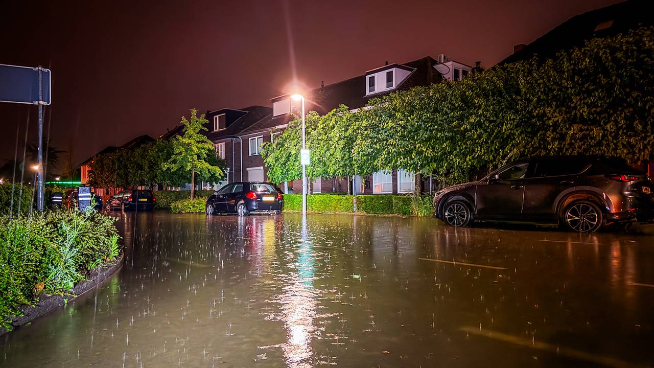 AI_Montage_HEITINK_20260619_straten_onder_water_omgewaaide_bomen_en_blikseminslag_nuenen_final