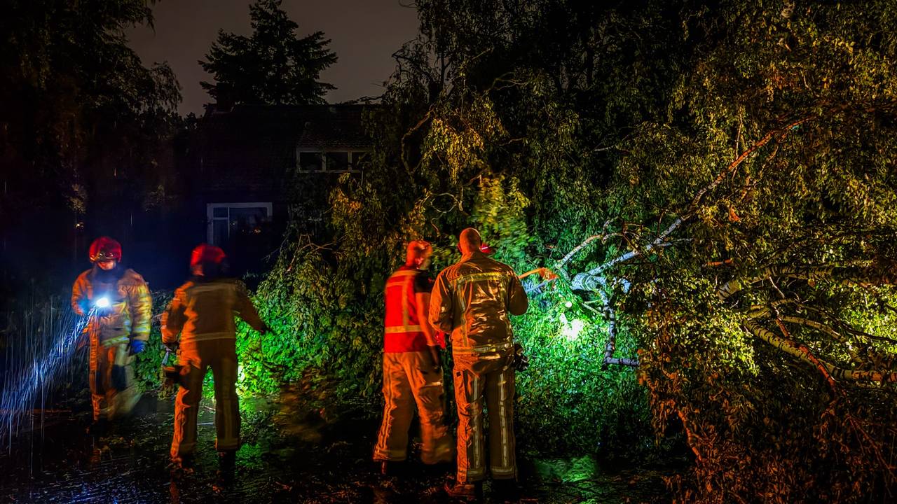 Storm trekt over Nuenen: bomen om, straten blank en blikseminslag in woning (foto: persbureau Heitink).