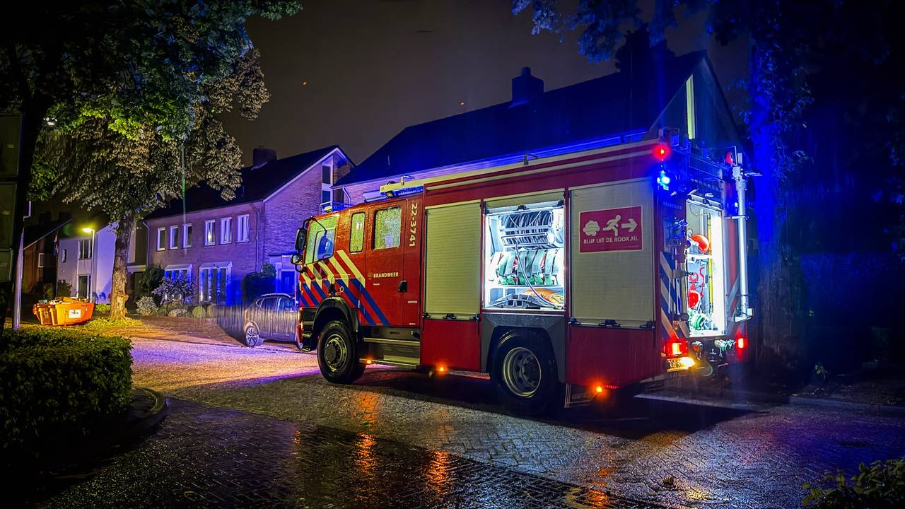 Storm trekt over Nuenen: bomen om, straten blank en blikseminslag in woning (foto: persbureau Heitink).