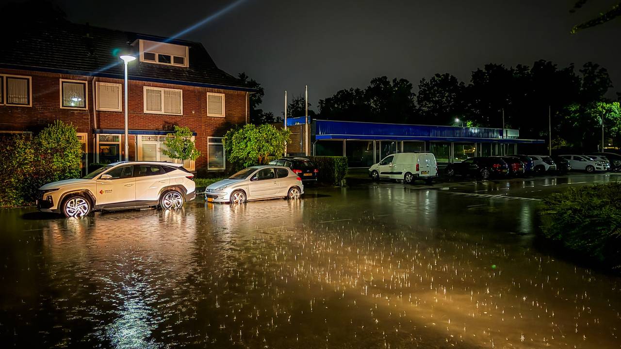 Storm trekt over Nuenen: bomen om, straten blank en blikseminslag in woning (foto: persbureau Heitink).