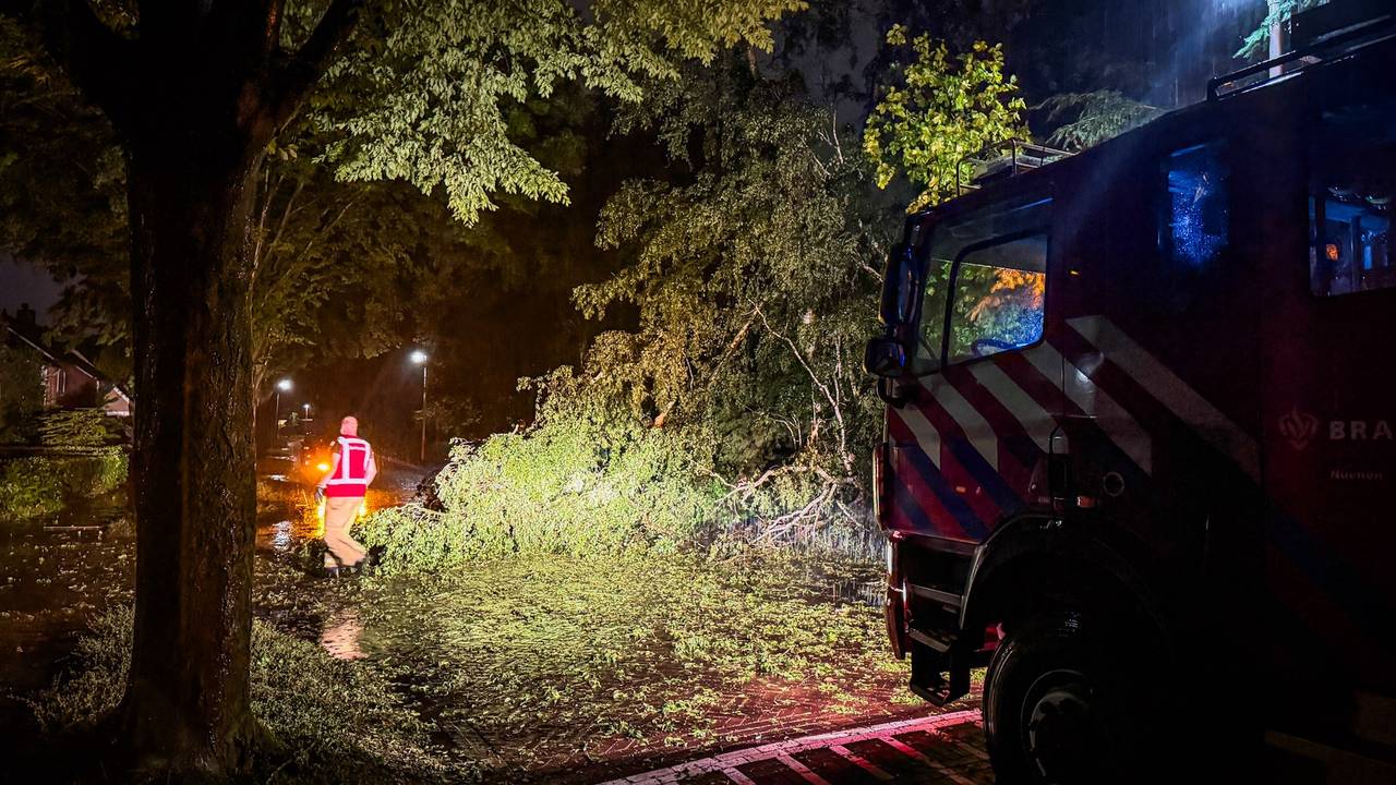 Storm trekt over Nuenen: bomen om, straten blank en blikseminslag in woning (foto: persbureau Heitink).