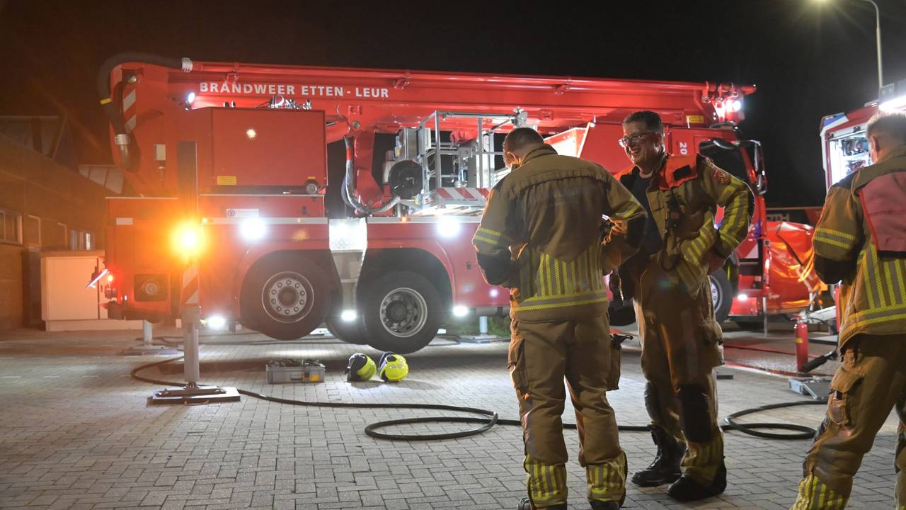 Brand in bedrijfspand in Etten-Leur, medewerkers geëvacueerd (foto: Perry Roovers / Persbureau Heitink).