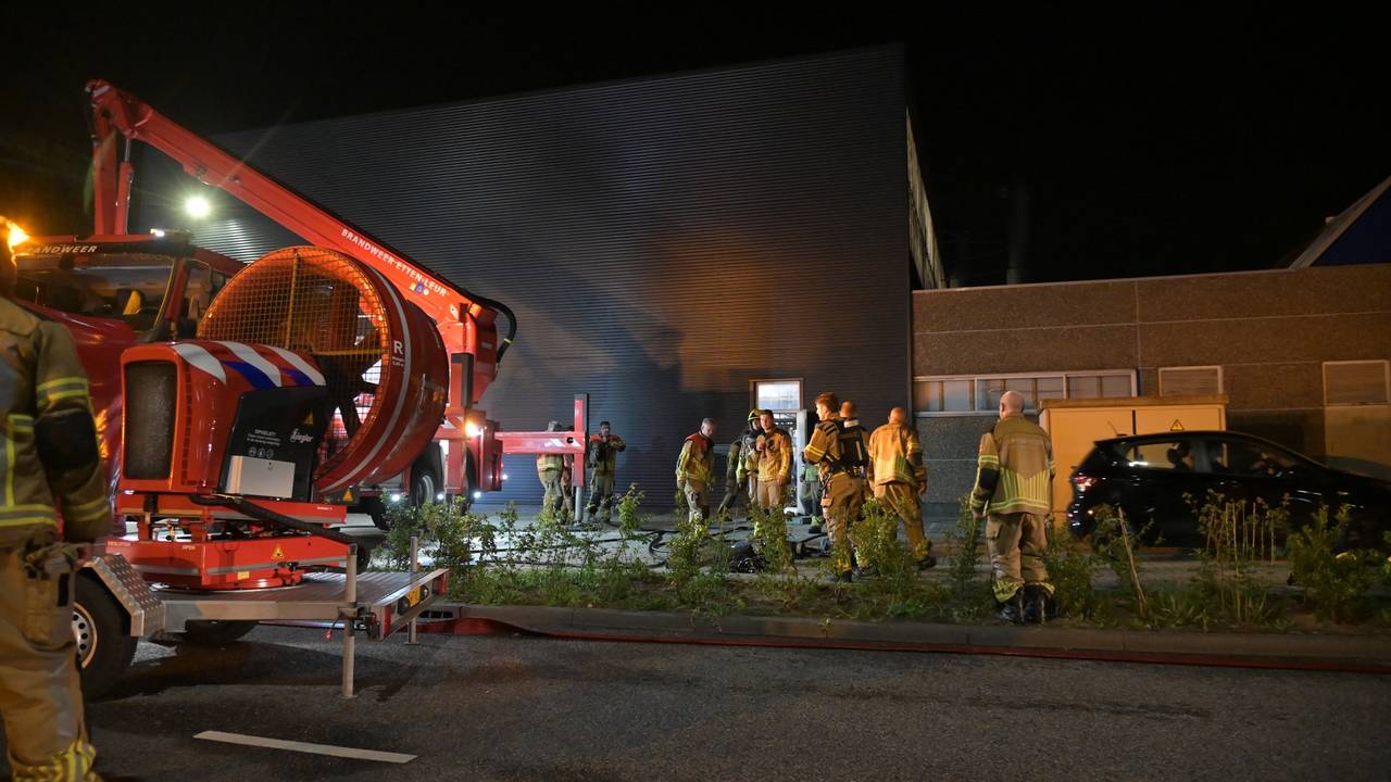 Brand in bedrijfspand in Etten-Leur, medewerkers geëvacueerd (foto: Perry Roovers / Persbureau Heitink).