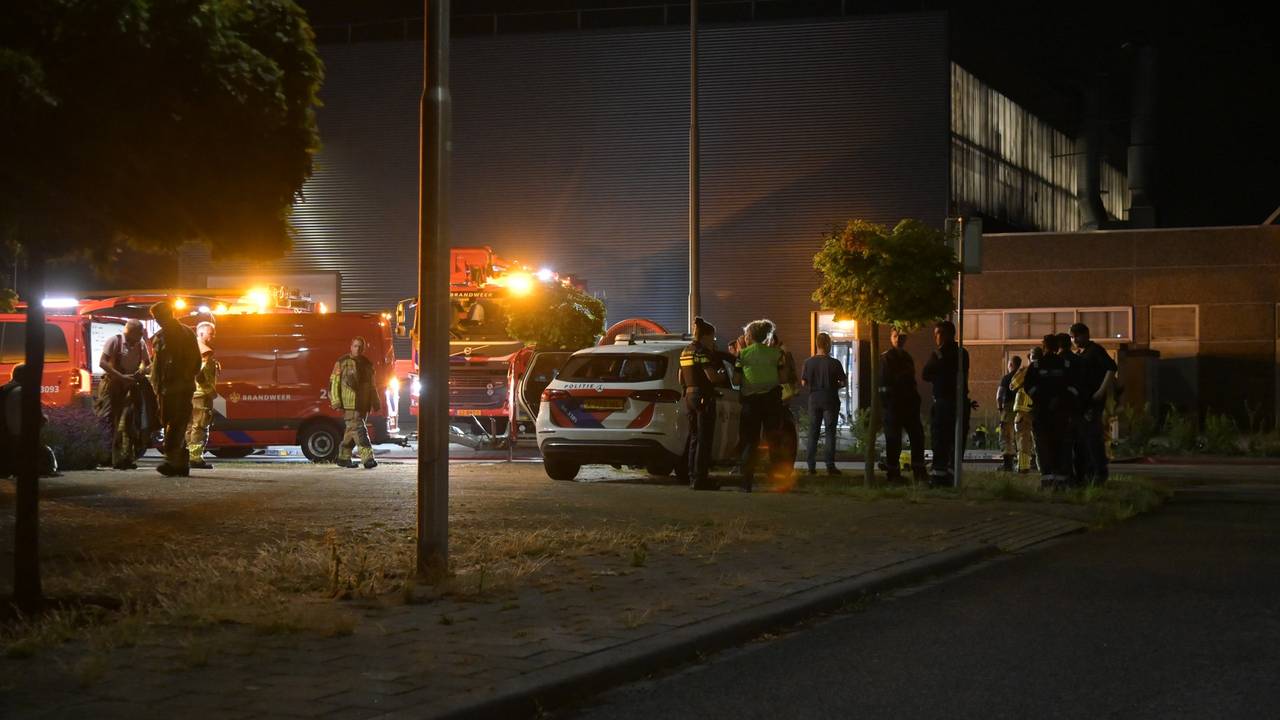 Brand in bedrijfspand in Etten-Leur, medewerkers geëvacueerd (foto: Perry Roovers / Persbureau Heitink).