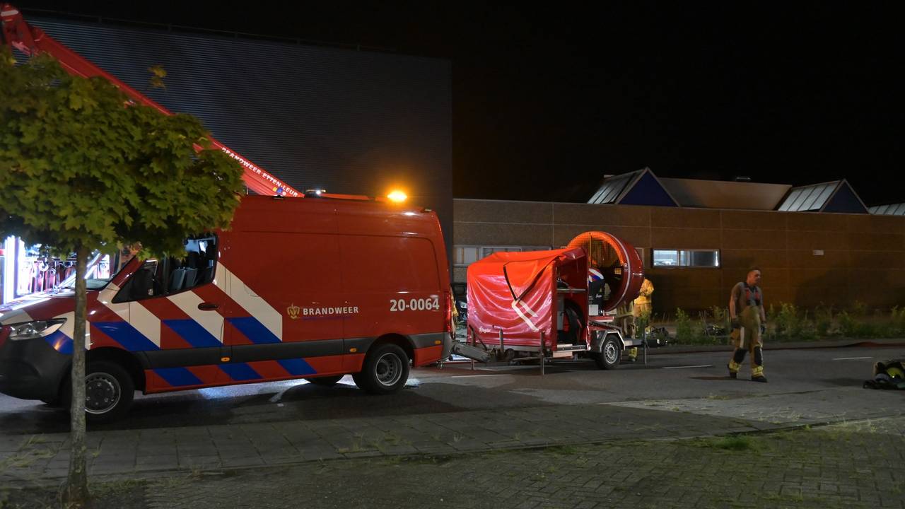 Brand in bedrijfspand in Etten-Leur, medewerkers geëvacueerd (foto: Perry Roovers / Persbureau Heitink).