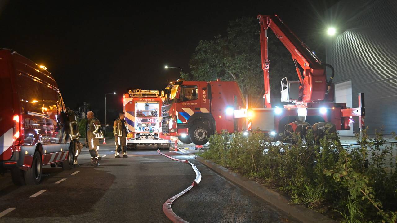 Brand in bedrijfspand in Etten-Leur, medewerkers geëvacueerd (foto: Perry Roovers / Persbureau Heitink).