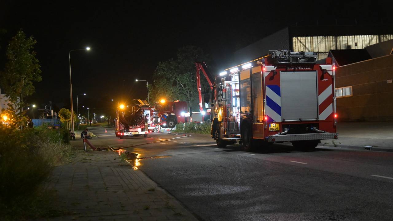 Brand in bedrijfspand in Etten-Leur, medewerkers geëvacueerd (foto: Perry Roovers / Persbureau Heitink).