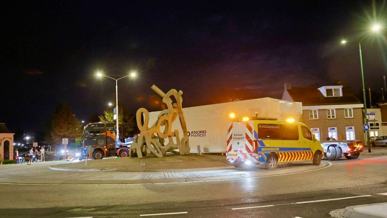 Zwaar transport komt vast te zitten op rotonde in Boxmeer (foto: SK-Media / Persbureau Heitink).