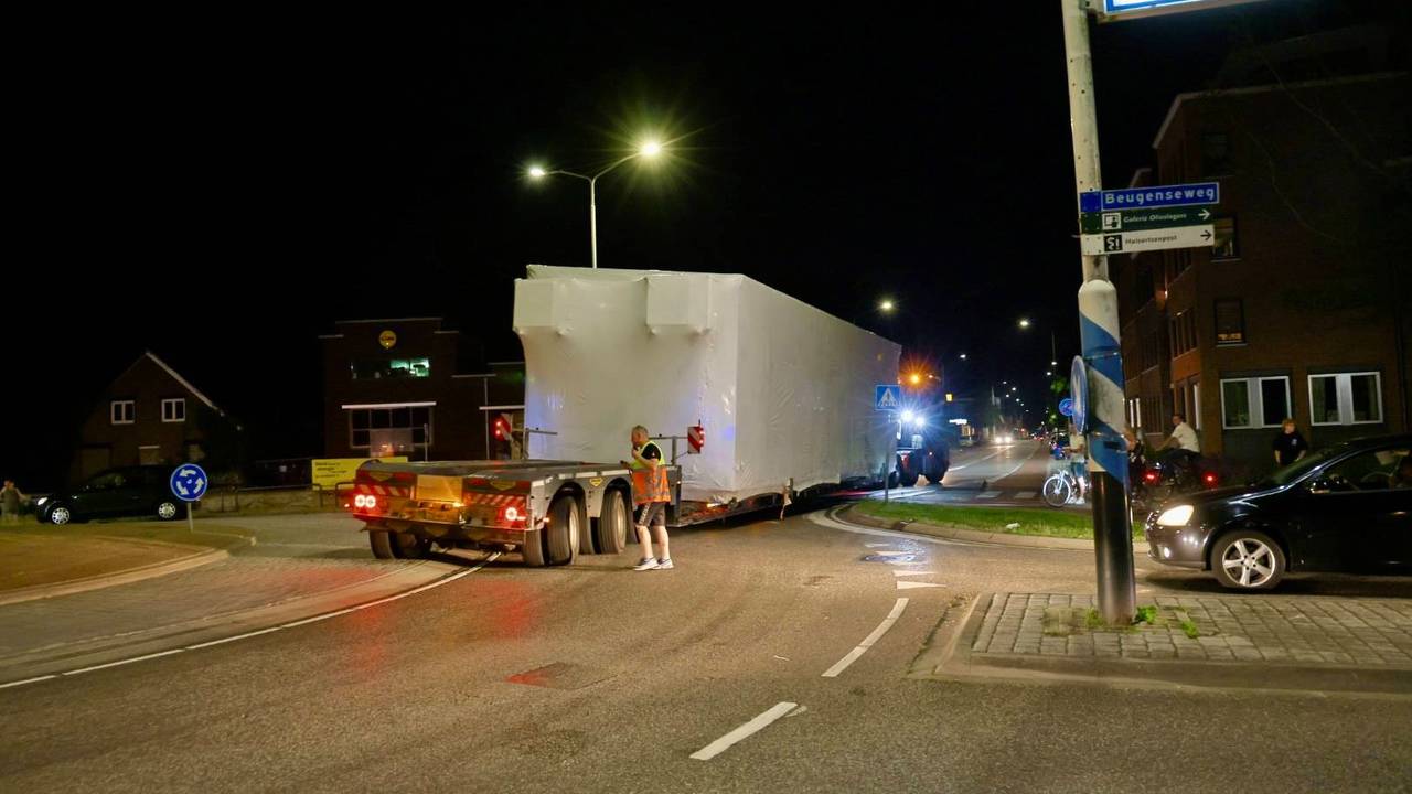 Zwaar transport komt vast te zitten op rotonde in Boxmeer (foto: SK-Media / Persbureau Heitink).