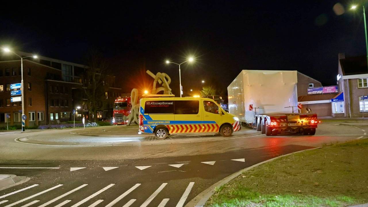 Zwaar transport komt vast te zitten op rotonde in Boxmeer (foto: SK-Media / Persbureau Heitink).