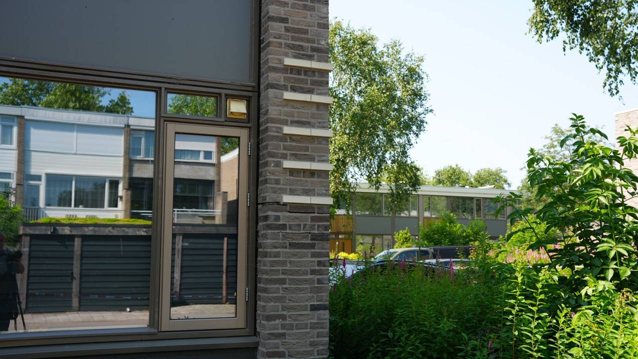 Auto knalt tegen huis, gevel en keuken zwaar beschadigd (foto: Erik Haverhals / Persbureau Heitink).