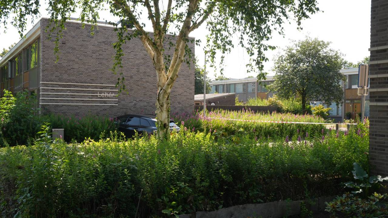 Auto knalt tegen huis, gevel en keuken zwaar beschadigd (foto: Erik Haverhals / Persbureau Heitink).
