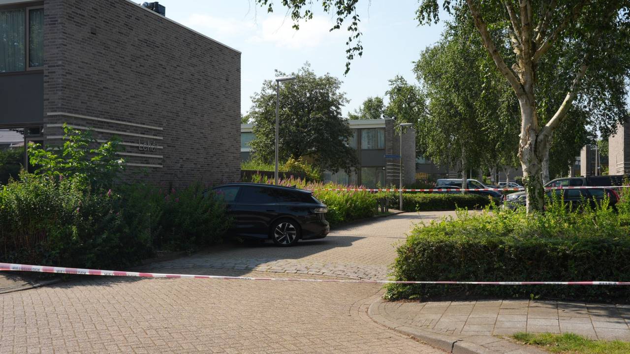 Auto knalt tegen huis, gevel en keuken zwaar beschadigd (foto: Erik Haverhals / Persbureau Heitink).