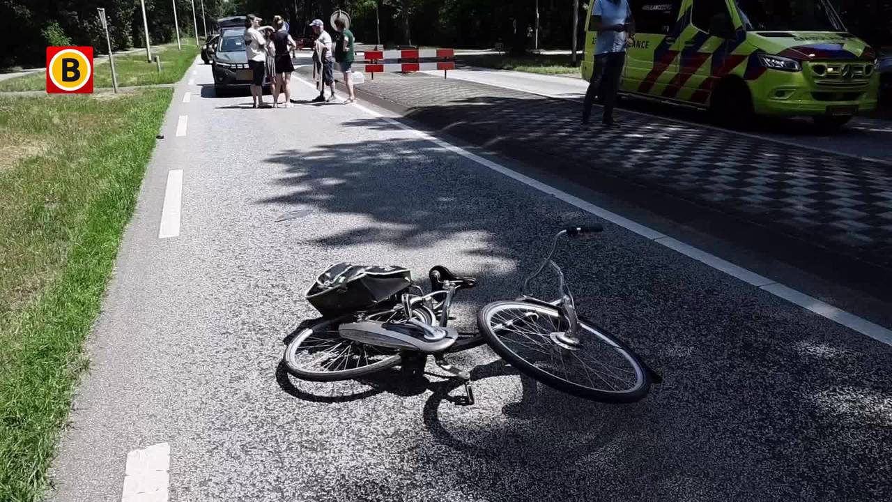 Fietser gewond bij botsing met auto in Oploo