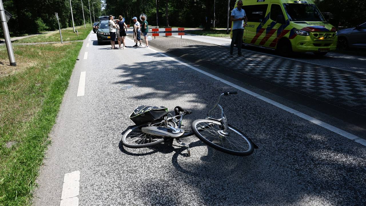 Fietser gewond bij botsing met auto in Oploo