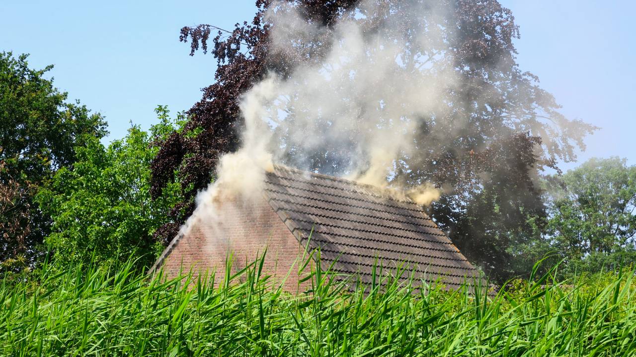 Schuur vliegt in brand achter woonboerderij in Veghel