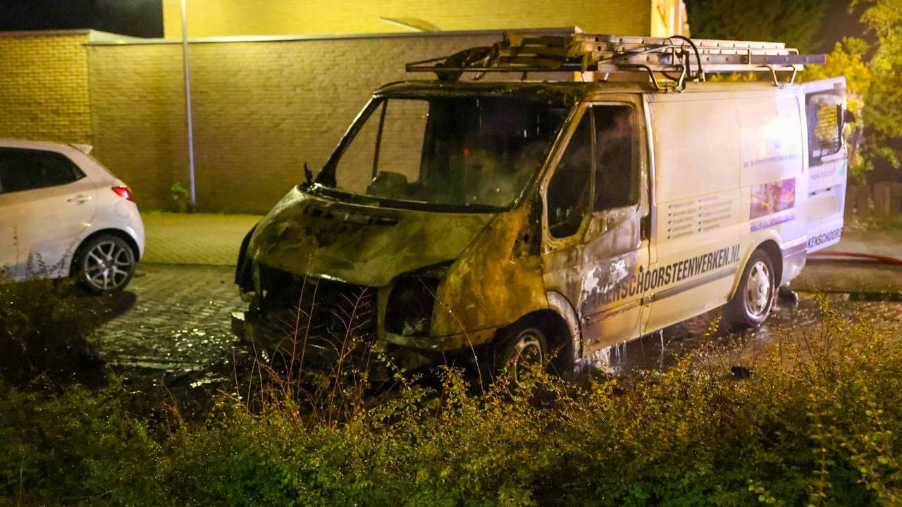Geparkeerde bedrijfsbus in vlammen op in Oss, gasflessen op tijd weggehaald