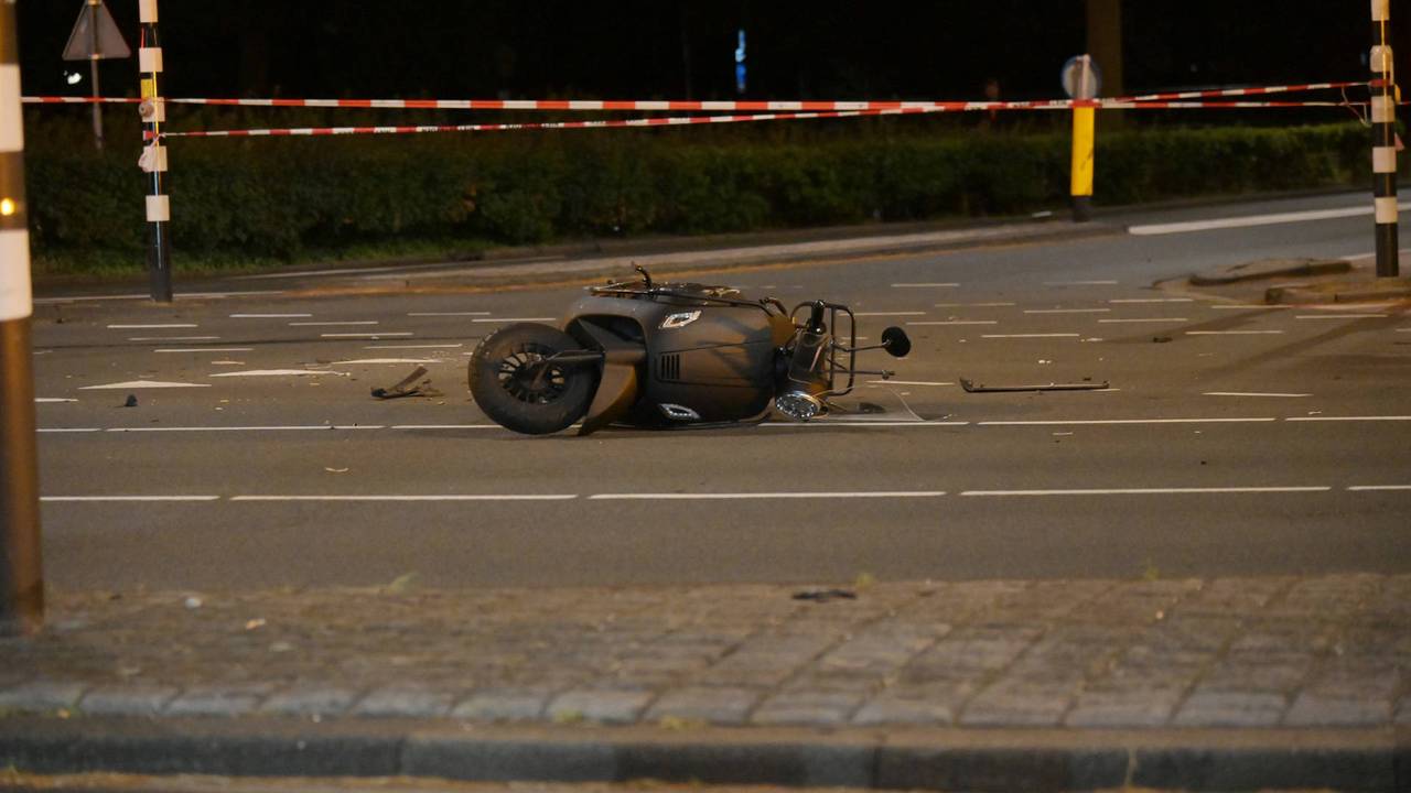 De twee gewonden zijn in een ambulance naar het ziekenhuis gebracht (foto: Perry Roovers/Persbureau Heitink).