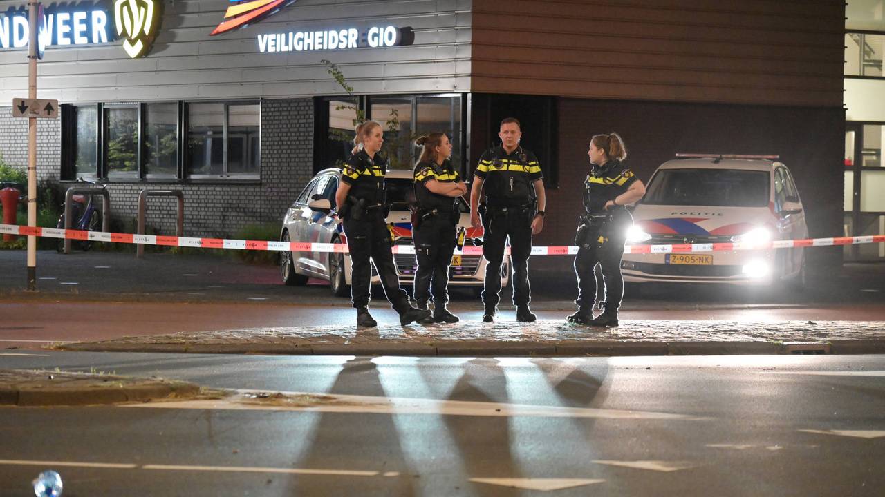 De politie onderzoekt de aanrijding in Breda (foto: Perry Roovers/Persbureau Heitink).