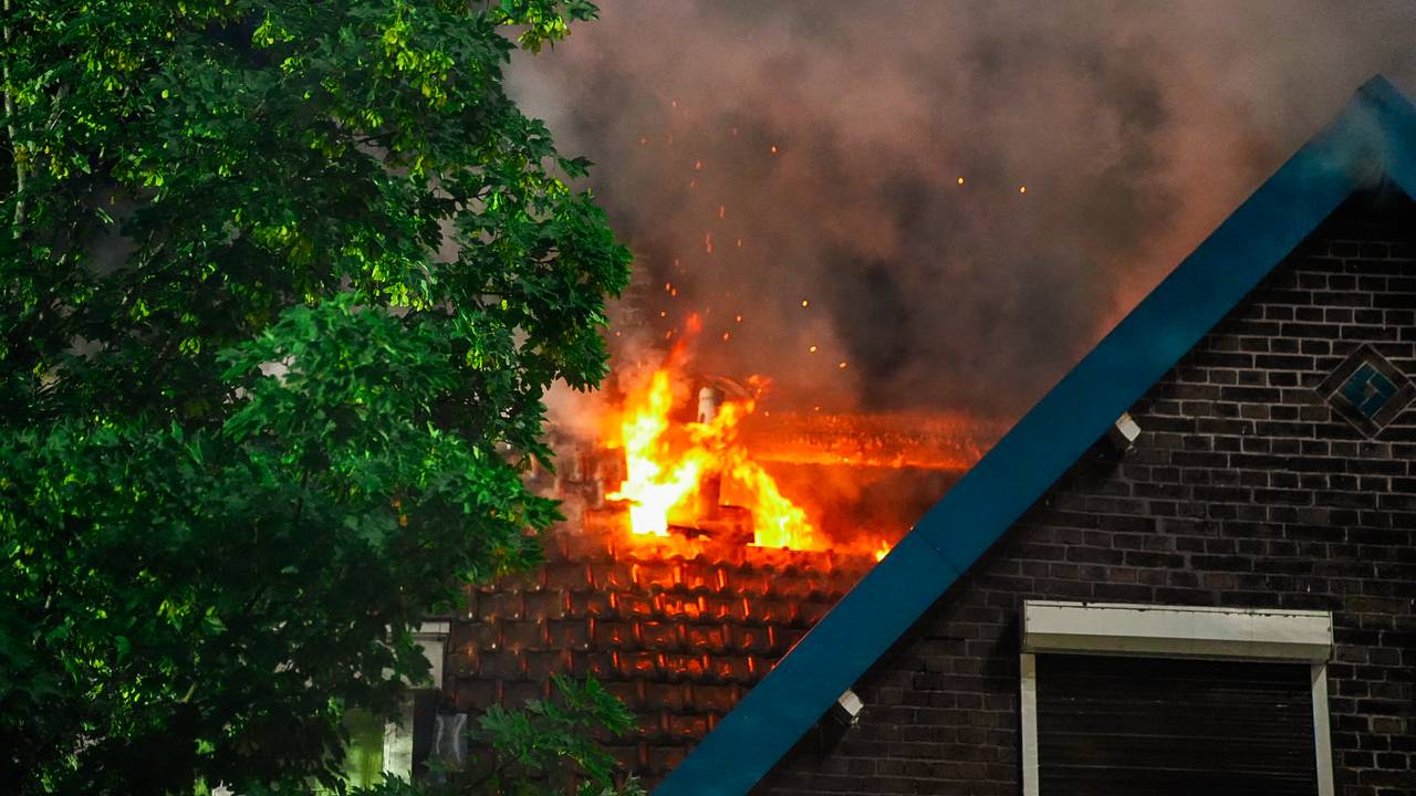 De vlammen sloegen uit het dak van het huis in Waalwijk (foto: Erik Haverhals/Persbureau Heitink).