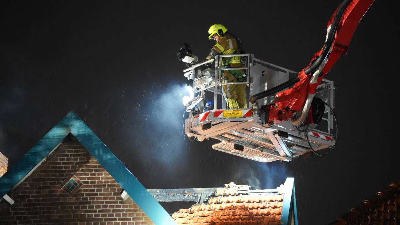 Bij het bestrijden van de brand in Waalwijk werd een hoogwerker ingezet (foto: Erik Haverhals/Persbureau Heitink).