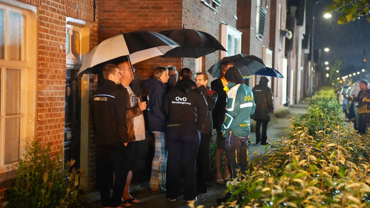 Vanwege de brand in Waalwijk werden ook de woningen daarnaast ontruimd (foto: Erik Haverhals/Persbureau Heitink).