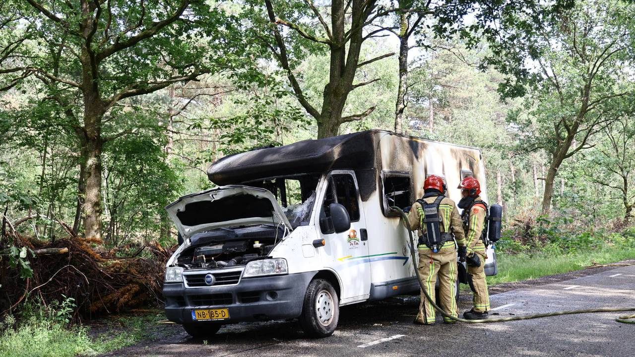 Camper zwartgeblakerd na brand