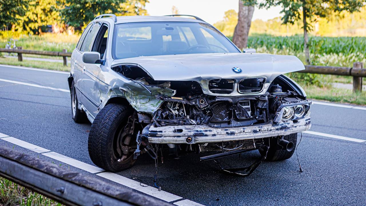 De auto is na het ongeluk in Schijndel total loss (foto: SQ Vision).