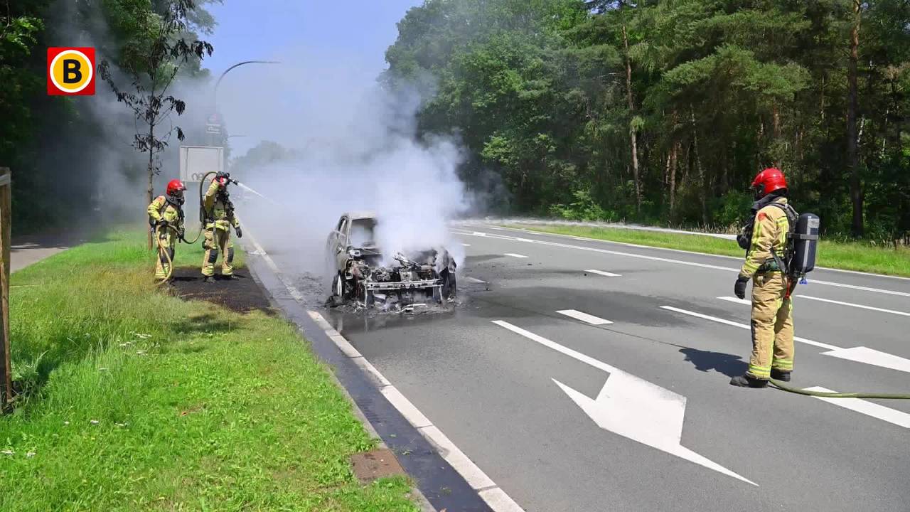 Spontane autobrand legt voertuig geheel in de as