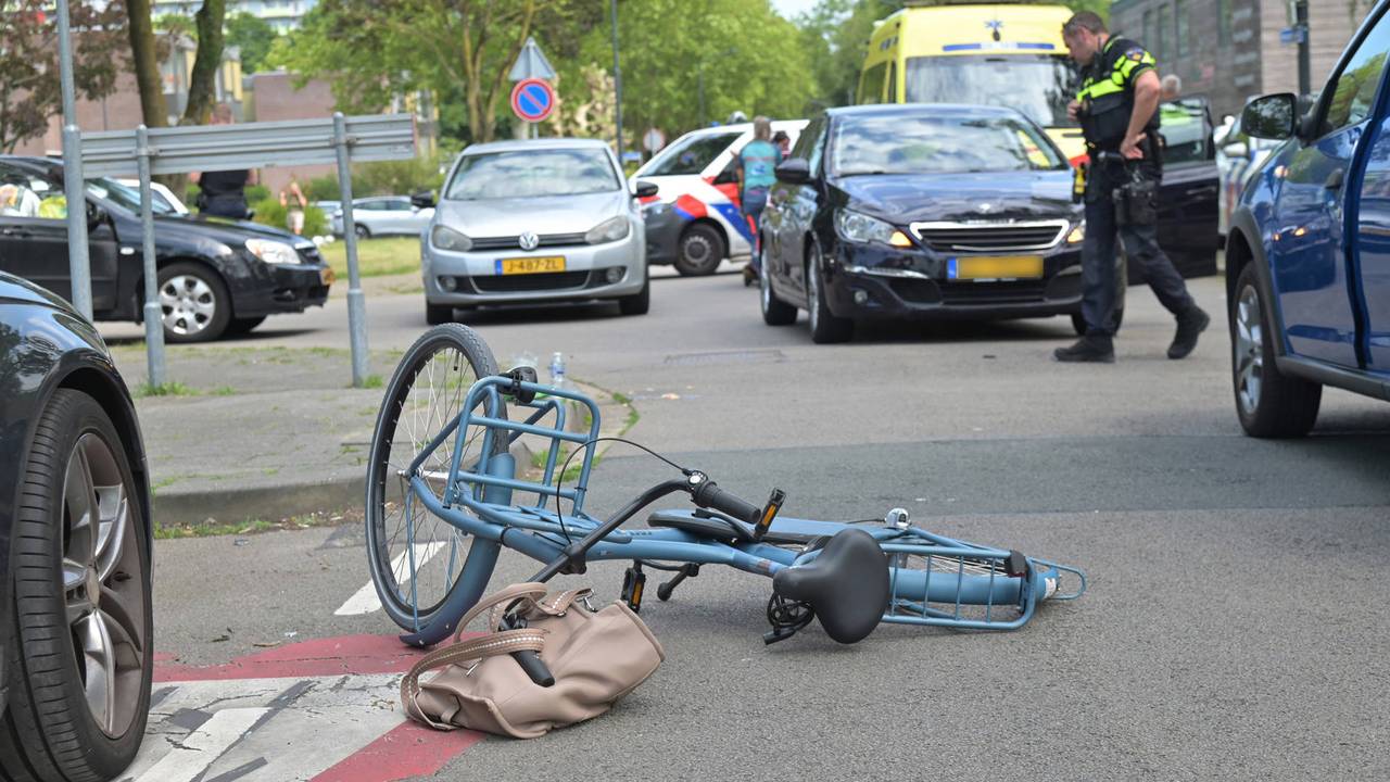 Fietsster gewond bij aanrijding met auto in Breda