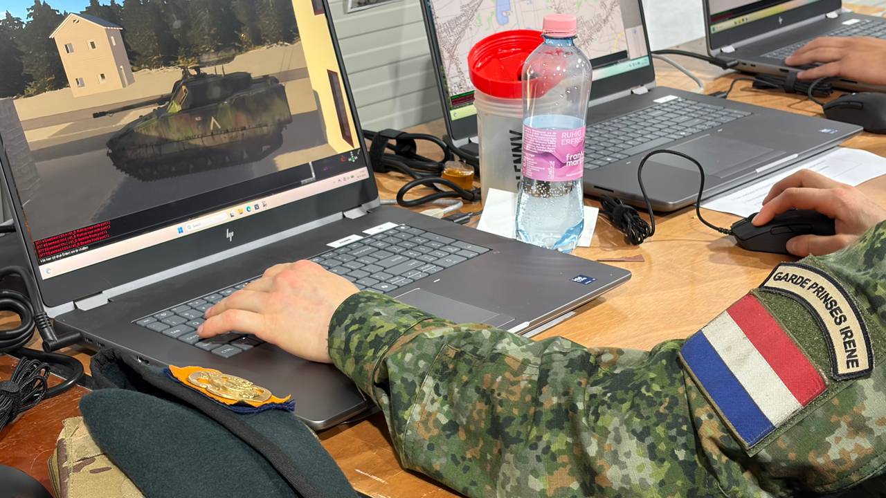 Militair uit Oirschot bestuurt een CV90 (Foto: Willem-Jan Joachems)