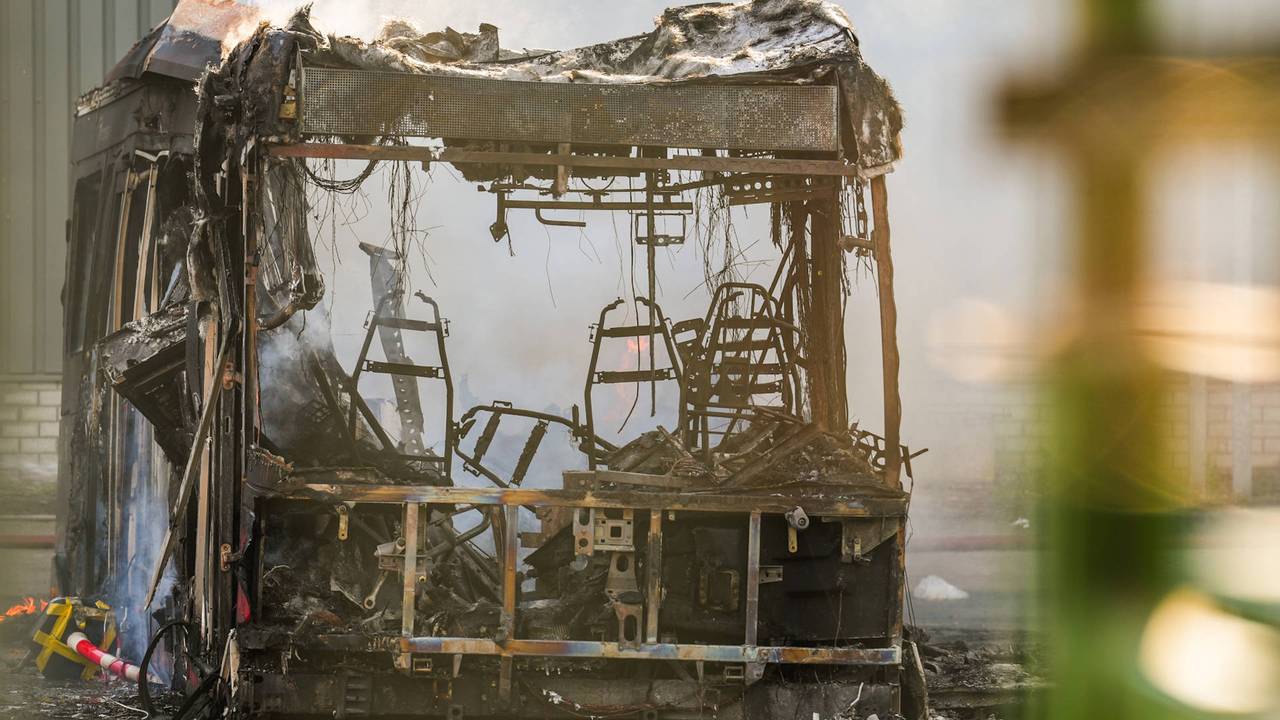 Van de bus is weinig meer over