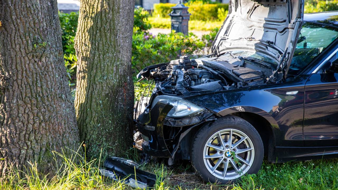 Auto botst op boom in Schijf, bestuurder verderop in de straat aangetroffen