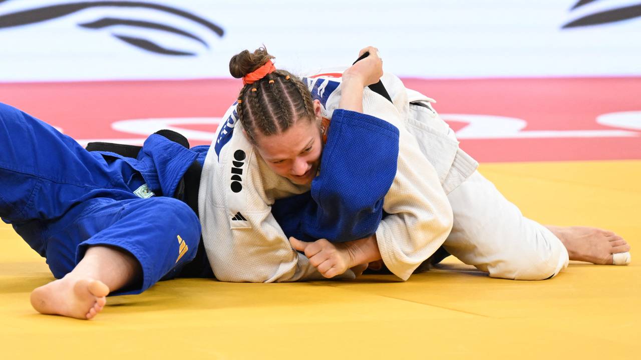 Joanne van Lieshout (wit) in duel met een opponent (foto; ANP 2026/Vano Shlamov).