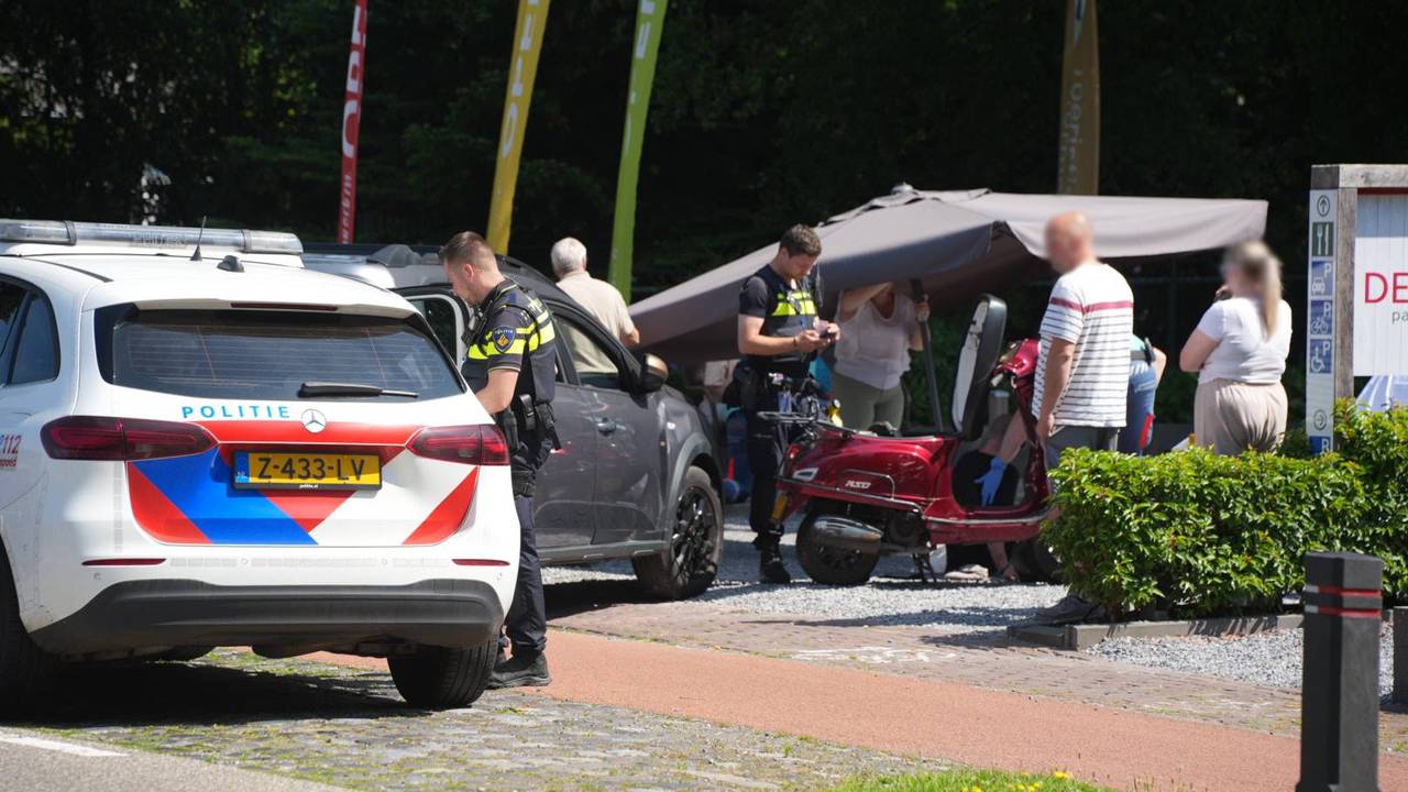 De slachtoffers zijn nagekeken door het ambulancepersoneel en meegenomen naar het ziekenhuis (Foto: Persbureau Heitink).