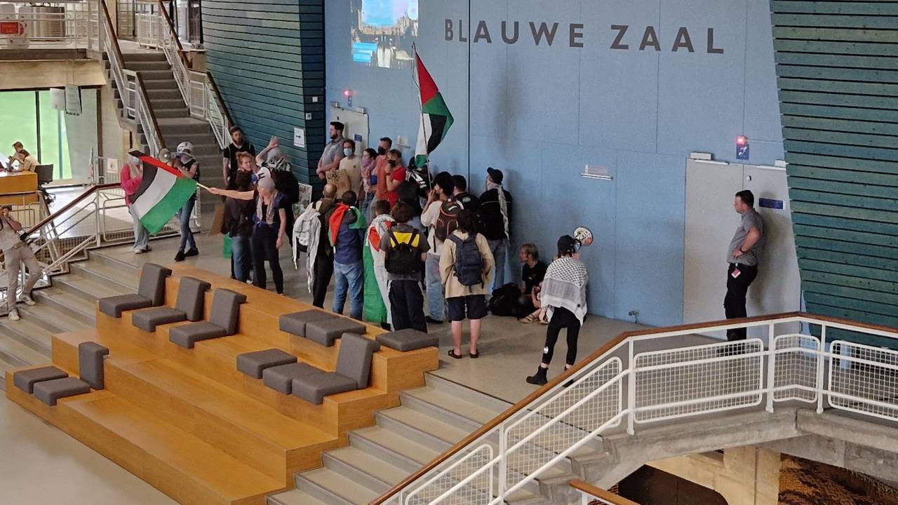 Demonstranten bij TU/e (foto: Omroep Brabant).