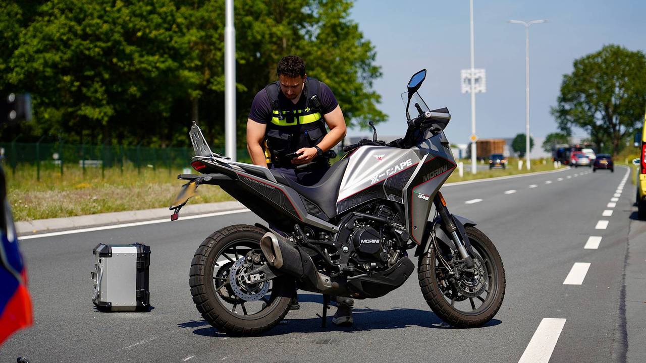 De motorrijder raakte gewond aan zijn enkel en schouders. Hij is meegenomen naar het ziekenhuis. (Foto: Jeroen Stuve / Persbureau Heitink.)