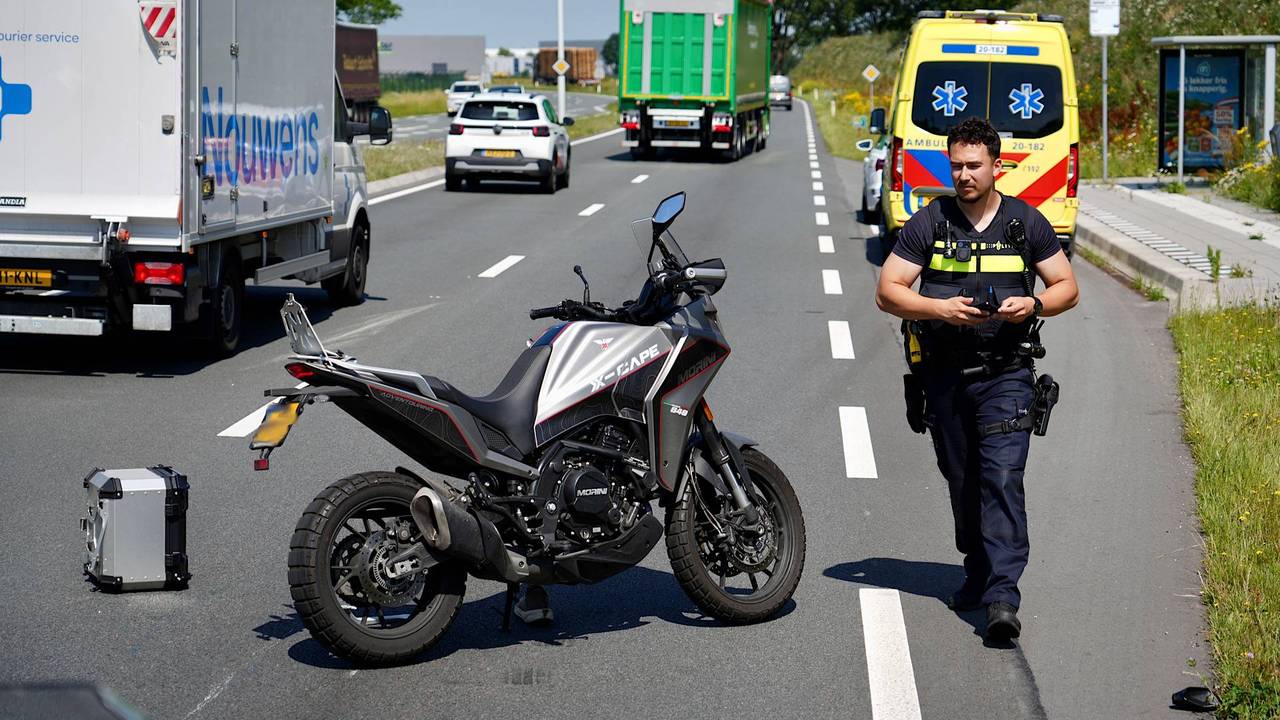 De motorrijder raakte gewond aan zijn enkel en schouders. Hij is meegenomen naar het ziekenhuis. (Foto: Jeroen Stuve / Persbureau Heitink.)
