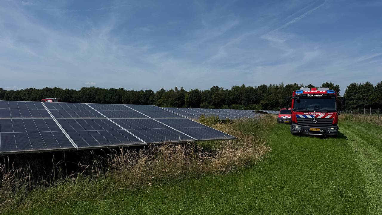 Zonnepanelen vatten vlam in weiland in Oploo