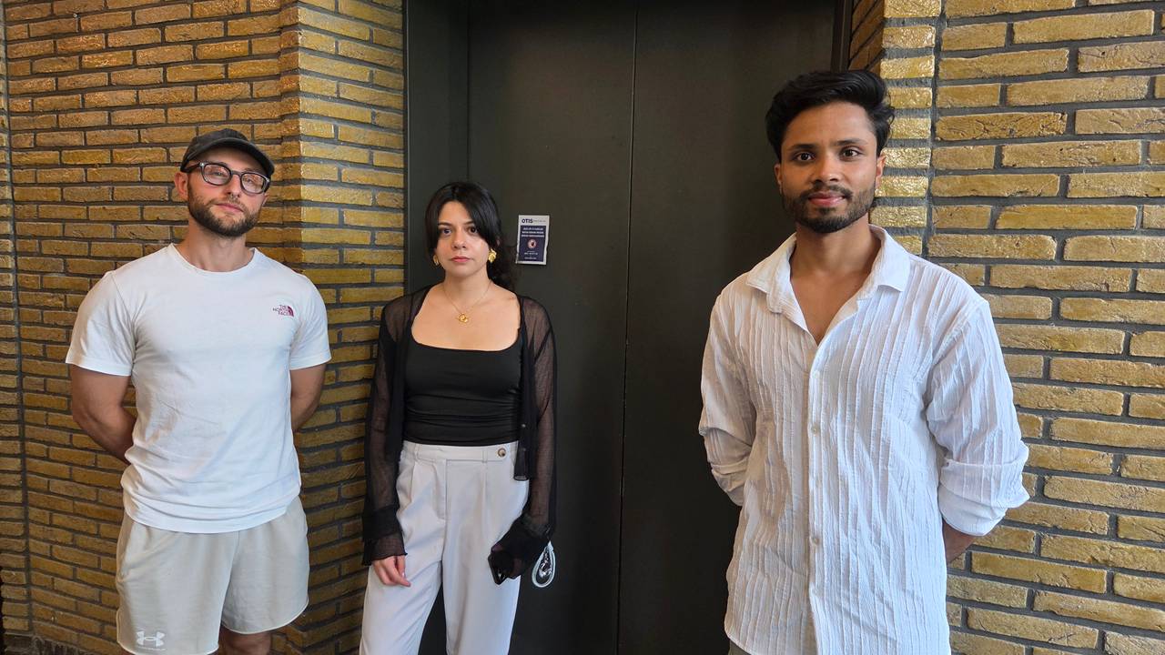 Matthia, Tia en Abhilash (vlnr) zijn helemaal klaar met de kapotte liften en de service van Holland2Stay (foto: Noël van Hooft).