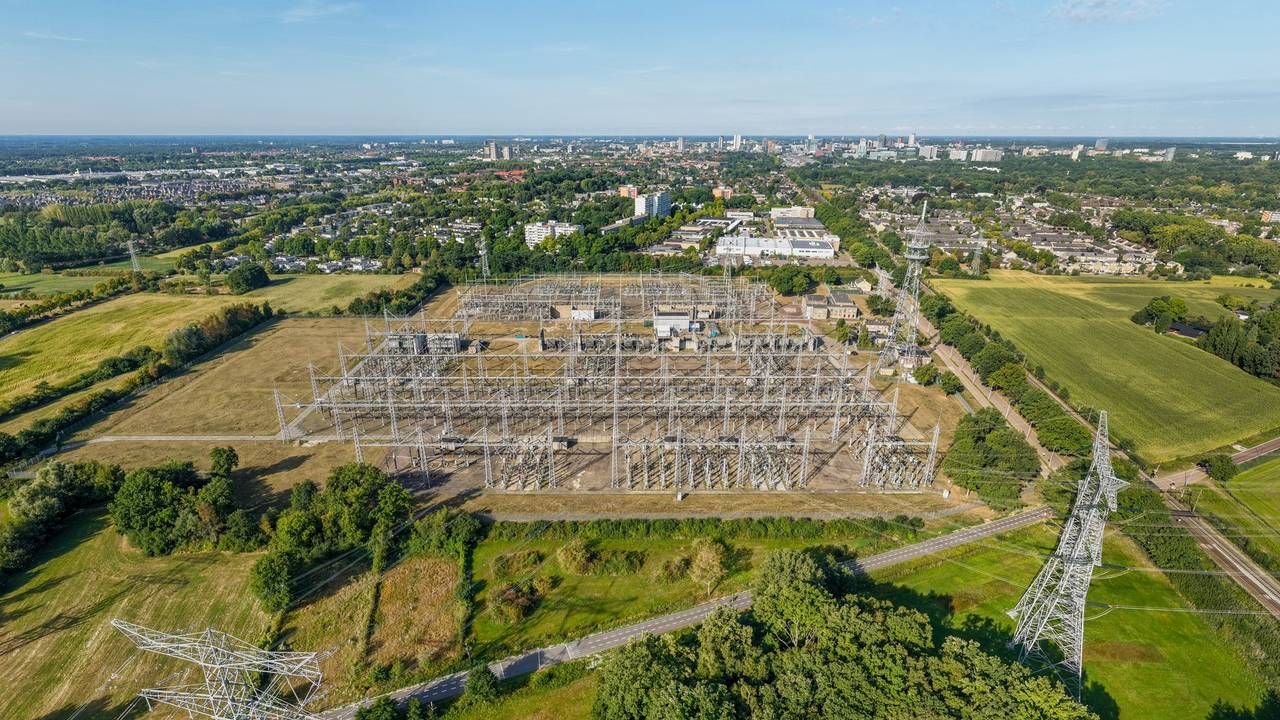 Het hoogspanningsstation Eindhoven-Oost met op de achtergrond de groeiende stad Eindhoven (foto: Tennet)