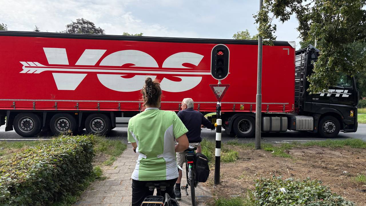 Nieuwe verkeerslicht op de N65 bij Helvoirt moeten zorgen voor een veiligere verkeerssituatie (foto: Ruud Ritzen).
