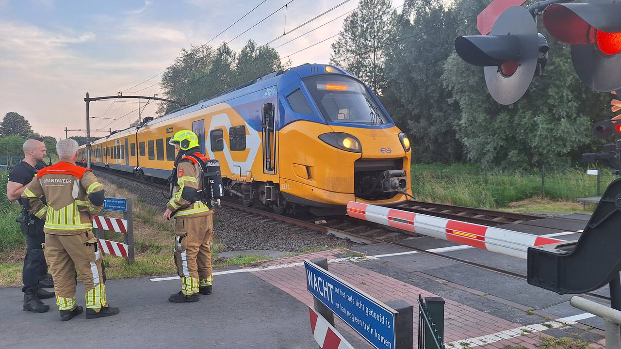 De brandweer bij de trein (foto: Remco de Ruijter/Persbureau Heitink).