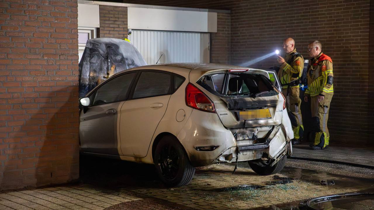 Auto naast huis brandt uit, vuur slaat niet over naar woning