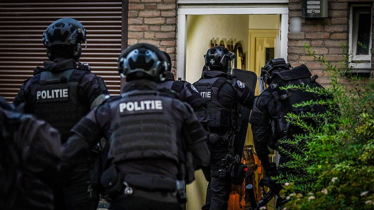 Of er bij de inval aan de Spica in Veldhoven iemand is aangehouden was maandagochtend vroeg nog onduidelijk (foto: SQ Vision).